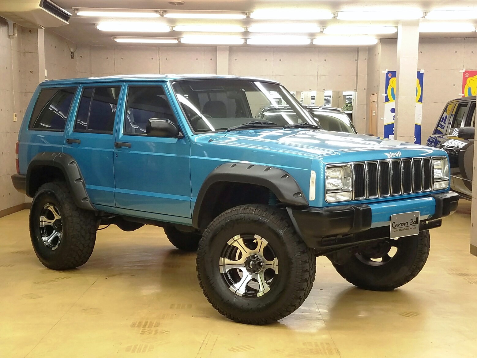 ジープ チェロキー 中古車詳細 Jeep ジープ中古専門店 キャノンボール 埼玉 16号線沿い スポーツ ブッシュワーカー ボディリフトｕｐカスタムｖｅｒ ｈｄｄナビ一体機 ２０００ｙ登録車